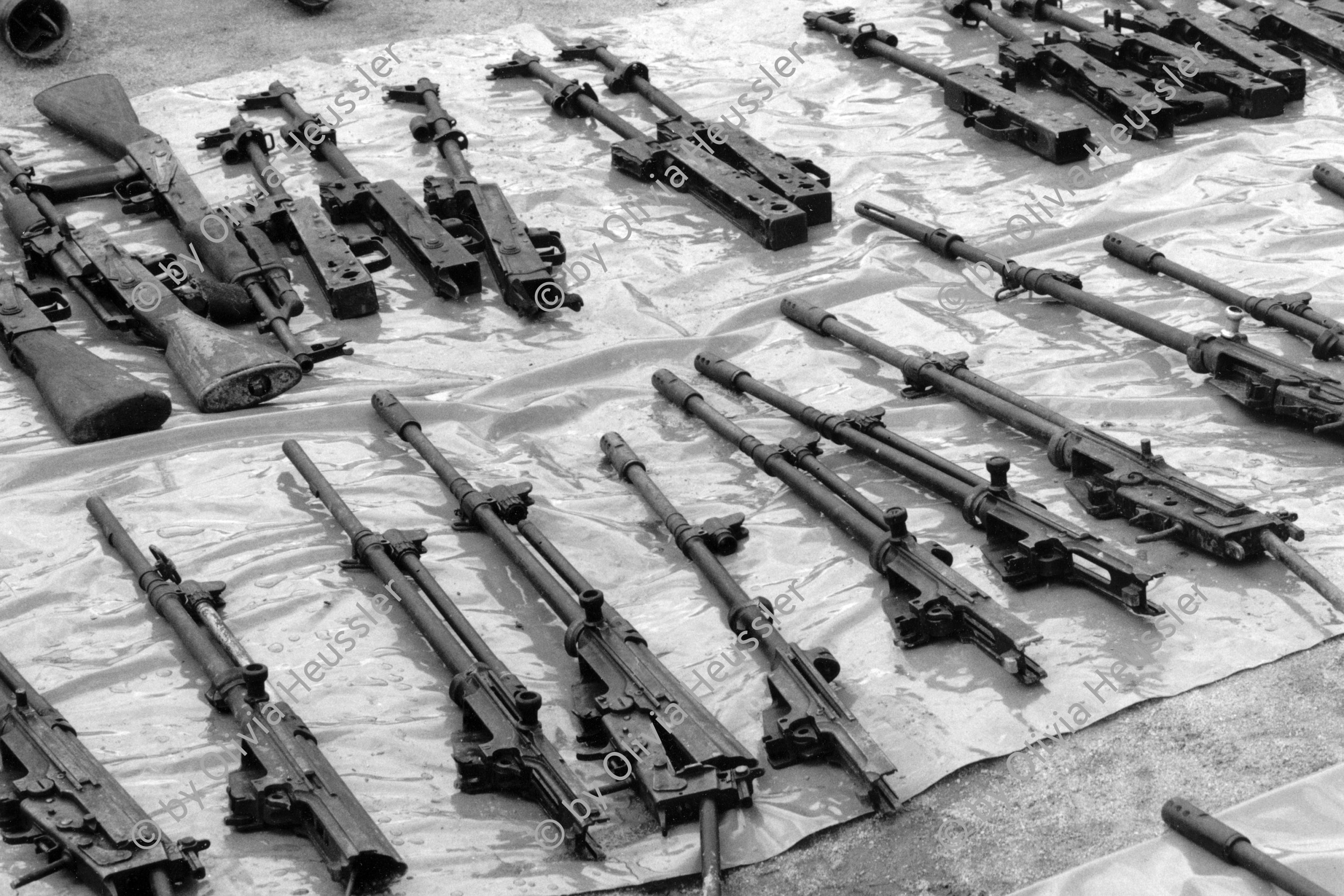 Image of sheet 19900300 photo 35: Am 18. April fanden in Yamales die Offiziellen Feierlichkeiten zur Entwaffnung der Contra durch die UN-Truppen statt. Neben den alten unbrauchbaren Waffen und die wenige Munition, war nicht mehr viel an Kriegsmaterial zurückzunehmen. Die funktionierenden Waffen nahm die Contra ein paar Tage vorher mit nach Nicaragua. Honduras 1990
√ weapon war soldier army rebels AK-47 rifle old contra rebels munition war