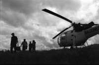 Image of sheet 19900310 photo 2: UN-Helikopter landet unter Aufsicht eines UN Soldaten auf kleinem Hügel in Yamales. Alte ausgediente unbrauchbare Waffen liegen zum symbolischen Zerstörungsakt der UN Truppen auf einer Plane bereit. Junge posiert dazwischen. Portrait Nr. 8 Beretta und Nr. 7 Uzi Italienische und israelische Klein maschinen gewehre. Staub. 12 General Quesada. 13 und 14 Cmdte. Siro Somozist. UN-Soldaten brennen die Waffen nieder. Kriegs Zerstörung mit Flammenwerfer. UN Soldaten sind mit Deutschen Heckler und Koch bewaffnet. Honduras Yamales 1990 rifle weapon arms