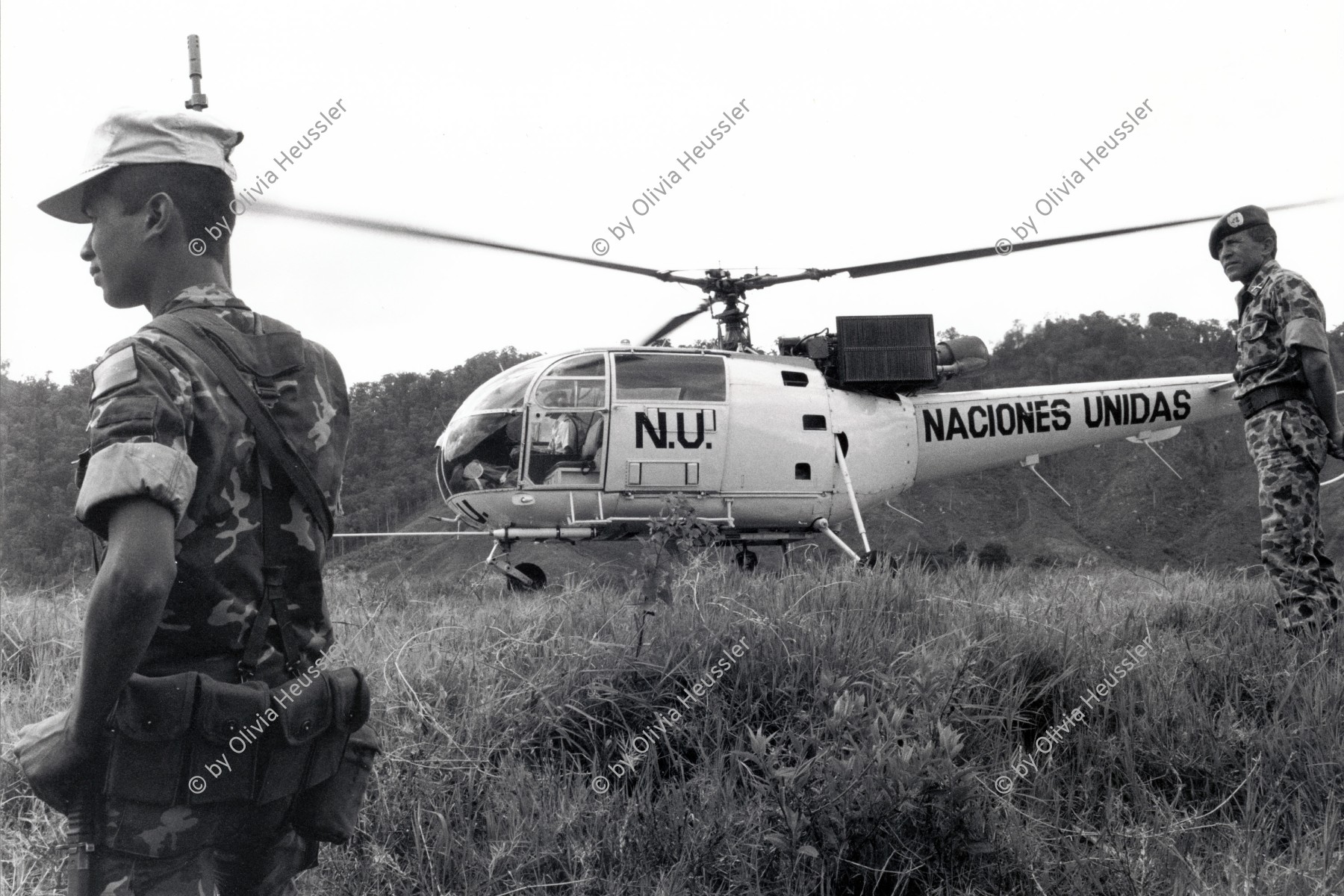 Image of sheet 19900310 photo 3: Angehöriger der UNO Friedenstruppen aus Venezuela beobachtet Landung eines UN- Helikopters Honduras Yamales Camp Contra rebels 1990 √ Peace keeping keeper troops soldier army war 
Angehörige der UNO-Friedenstruppen aus Venezuela beobachten die Landung eines UN - Helikopters im Contra Contrarebellen Camp Helicopter friedenstruppen Peace keeper keeping troops America central Zentralamerika
Die Contra wird dort von der Uno entwaffnet. 
Naciones Unidas