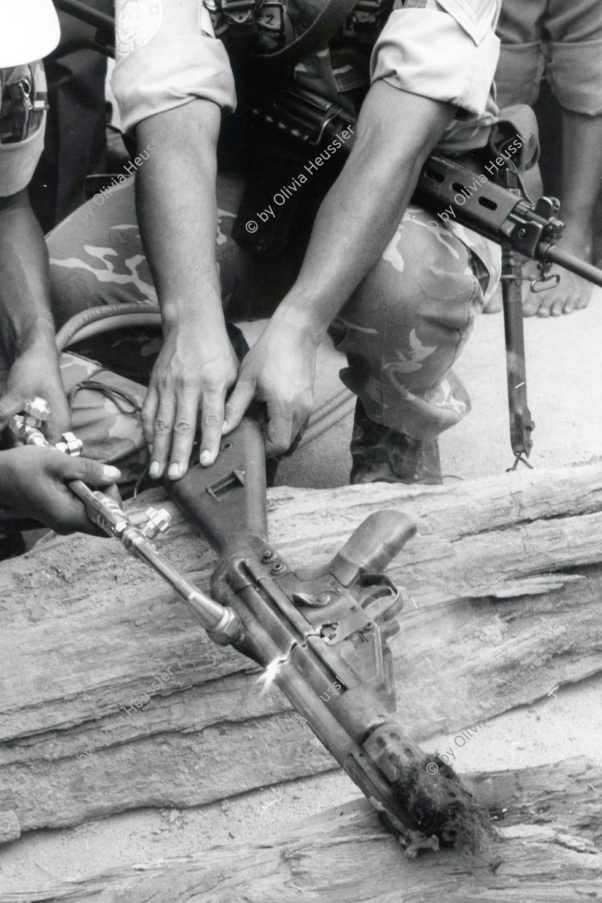 Image of sheet 19900310 photo 30: © 1990, OLIVIA HEUSSLER / www.clic.li
Diese unbrauchbaren Waffen aus Ost und West werden von den UNO-Friedenstruppen symbolisch zerstört. Honduras 1990 √

Während der Entwaffnungsaktion, der nicaraguanischen Contra-Rebellen (mehrheitlich unbrauchbarer Sturmgewehre, Mörser Granatwaffen Waffen aus Ost und West), durch die UNO - Friedenstruppen Truppen.

Die alten Waffen wurden im Friedensprozess den UNO UN - Schutztruppen übergeben und durch sie zerstört. Honduras. Yamales 04.90 1990 √
Contra Rebels Antisandinisten 
These unusable weapons from the contra troops are to be destroyed by UN peacekeepers weapon war soldier army rebels AK-47 rifle old contra rebels munition war