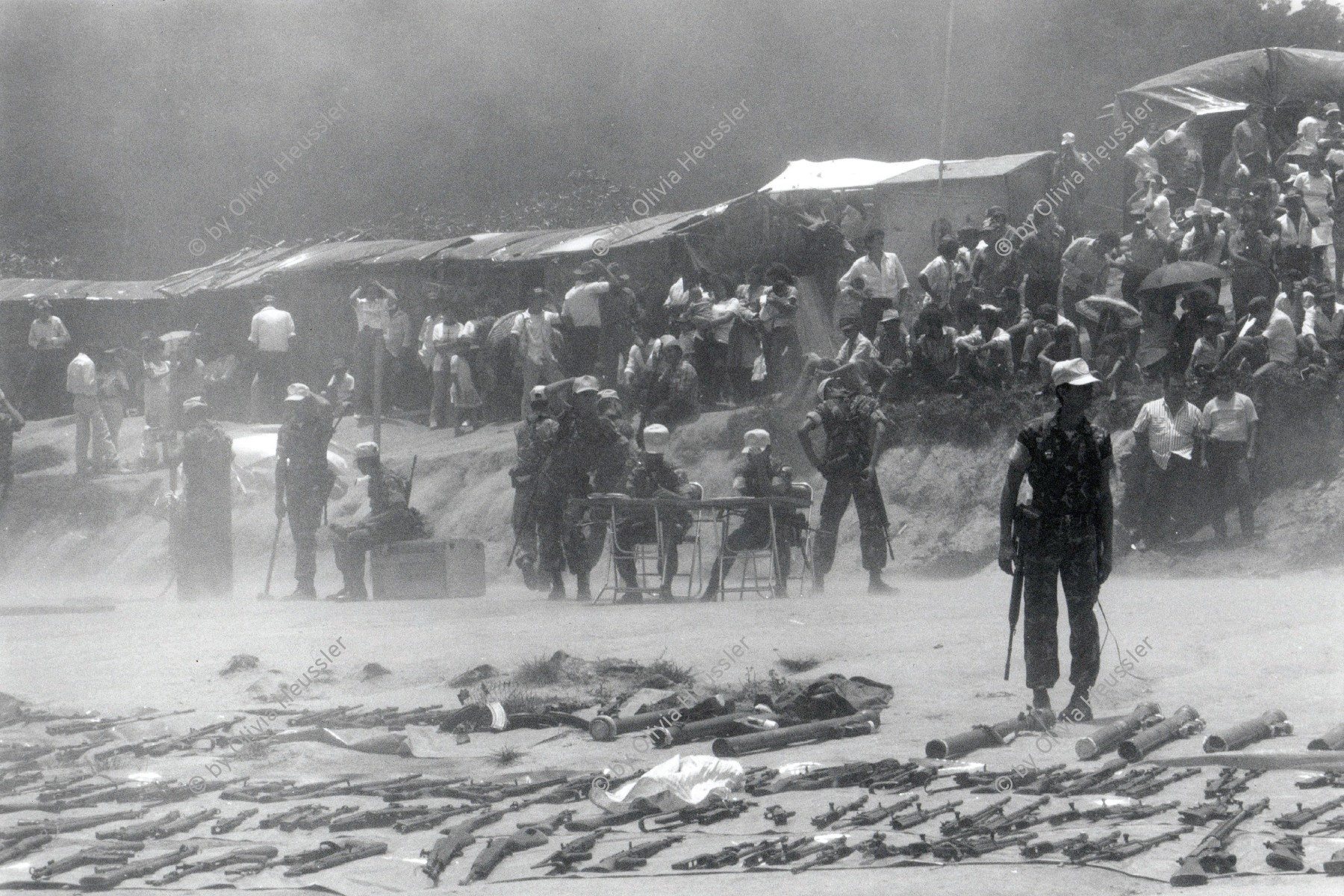 Image of sheet 19900310 photo 9: Kriegswaffen die die Contra-Rebellen von den Sandinisten erbeuteten, Yamales Honduras 1990.
Die Waffen werden im Friedensprozess den UNO UN - Schutztruppen übergeben, Honduras. Yamales 04.90 1990 √
Contra Rebels Antisandinisten These unusable weapons from the contra troops are to be destroyed by UN peacekeepers weapon war soldier army rebels AK-47 rifle old contra rebels munition war