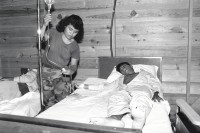 Image of sheet 19900320 photo 10: Verwundeter Kindersoldat wird im Militärspital der Contra-rebelllen von einer Krankenschwester betreut, Yamales, Honduras 1990.

rebels
