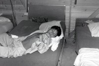 Image of sheet 19900320 photo 15: Verwundeter Kindersoldat wird im Militärspital der Contra-rebelllen betreut, Yamales, Honduras 1990.

Spital El Aureliano von UNHCR CIAV betreut. Kindersoldat Soldat ACNUR