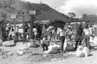 Image of sheet 19900320 photo 26: ACNUR UNHCR Uno Flüchtlings Organisation betreut Contras. Flüchtlingslager Teupasenti. Die ehemaligen Soldaten und Flüchtlinge erhalten Nahrungsmittel. La Hortaliza. Nicaraguanische Flüchtlinge wollen zurück. Honduras 1990 √

El Alto Comisionado de las Naciones Unidas para los Refugiados (ACNUR, en inglés UNHCR, United Nations High Commissioner for Refugees) es el organismo de las Naciones Unidas encargado de proteger a los refugiados y desplazados por persecuciones o conflictos, y promover soluciones duraderas a su situación, mediante el reasentamiento voluntario en su país de origen o en el de acogida. Tiene su sede en Ginebra, Suiza, y más de 250 oficinas repartidas por todo el mundo. El derecho al asilo y refugio es contemplado en la Declaración Universal de Derechos Humanos:
Military Army Armee Militär Soldier Soldat Refugees