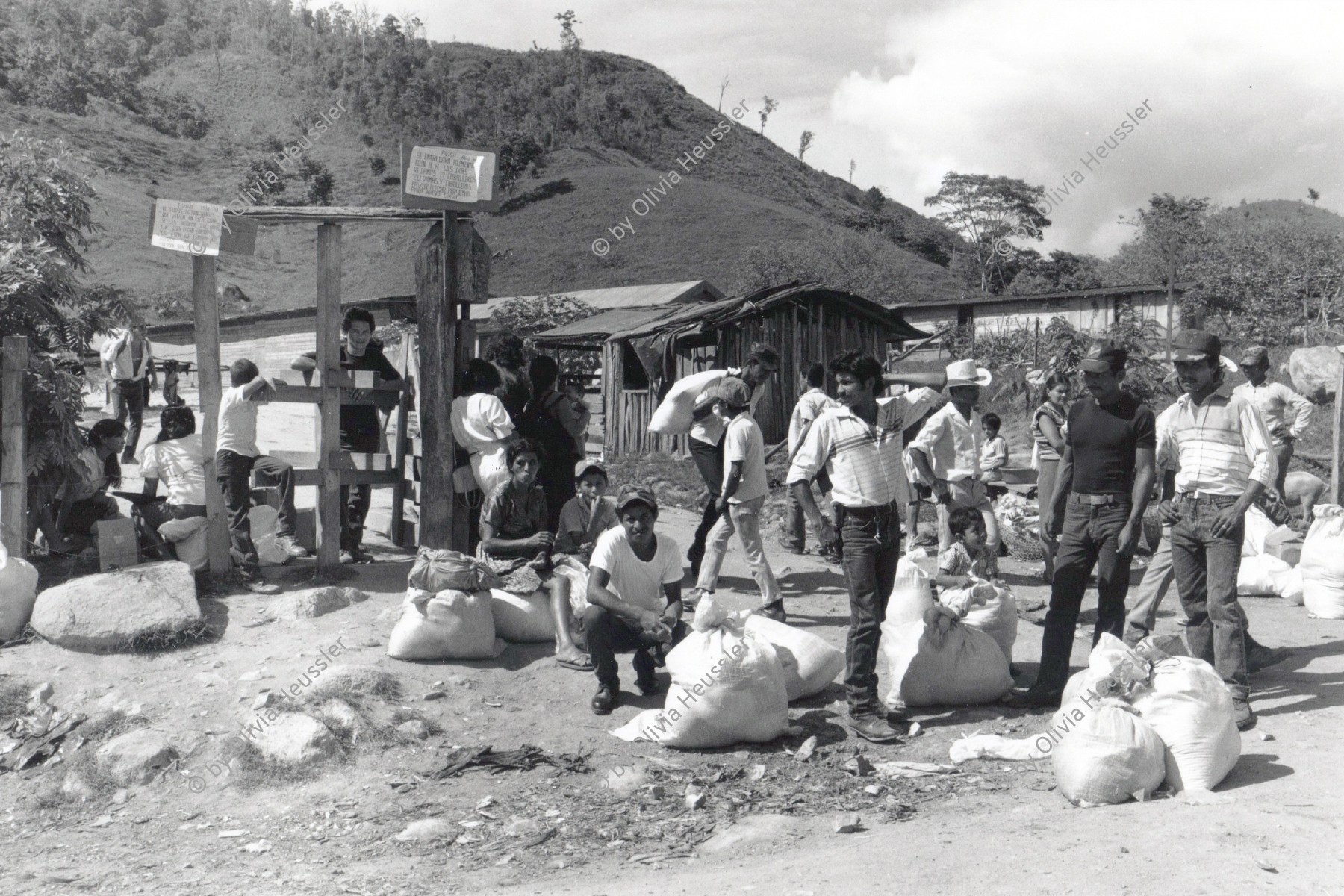 Image of sheet 19900320 photo 26: ACNUR UNHCR Uno Flüchtlings Organisation betreut Contras. Flüchtlingslager Teupasenti. Die ehemaligen Soldaten und Flüchtlinge erhalten Nahrungsmittel. La Hortaliza. Nicaraguanische Flüchtlinge wollen zurück. Honduras 1990 √

El Alto Comisionado de las Naciones Unidas para los Refugiados (ACNUR, en inglés UNHCR, United Nations High Commissioner for Refugees) es el organismo de las Naciones Unidas encargado de proteger a los refugiados y desplazados por persecuciones o conflictos, y promover soluciones duraderas a su situación, mediante el reasentamiento voluntario en su país de origen o en el de acogida. Tiene su sede en Ginebra, Suiza, y más de 250 oficinas repartidas por todo el mundo. El derecho al asilo y refugio es contemplado en la Declaración Universal de Derechos Humanos:
Military Army Armee Militär Soldier Soldat Refugees