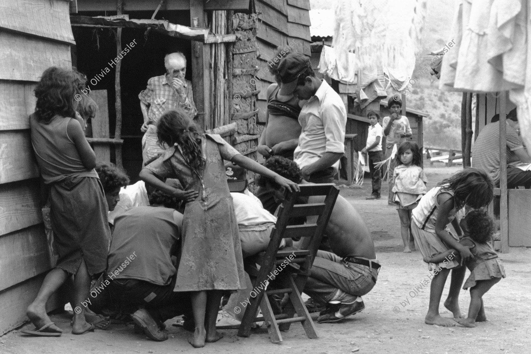 Image of sheet 19900330 photo 11: Bewohner Kinder. children woman women Familien Family Honduras Central America 1990 refugees Camp Flüchtlinge √

El Alto Comisionado de las Naciones Unidas para los Refugiados (ACNUR, en inglés UNHCR, United Nations High Commissioner for Refugees) es el organismo de las Naciones Unidas encargado de proteger a los refugiados y desplazados por persecuciones o conflictos, y promover soluciones duraderas a su situación, mediante el reasentamiento voluntario en su país de origen o en el de acogida. Tiene su sede en Ginebra, Suiza, y más de 250 oficinas repartidas por todo el mundo