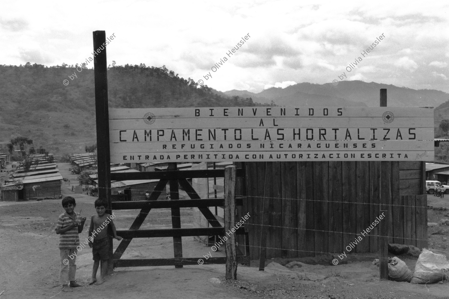 Image of sheet 19900330 photo 28: Portrait in La Hortaliza Indios indigenas bei Teupasenti.  Flüchtlingslager Honduras 1990 refugees Camp Flüchtlinge 

El Alto Comisionado de las Naciones Unidas para los Refugiados (ACNUR, en inglés UNHCR, United Nations High Commissioner for Refugees) es el organismo de las Naciones Unidas encargado de proteger a los refugiados y desplazados por persecuciones o conflictos, y promover soluciones duraderas a su situación, mediante el reasentamiento voluntario en su país de origen o en el de acogida. Tiene su sede en Ginebra, Suiza, y más de 250 oficinas repartidas por todo el mundo √ Refugees war