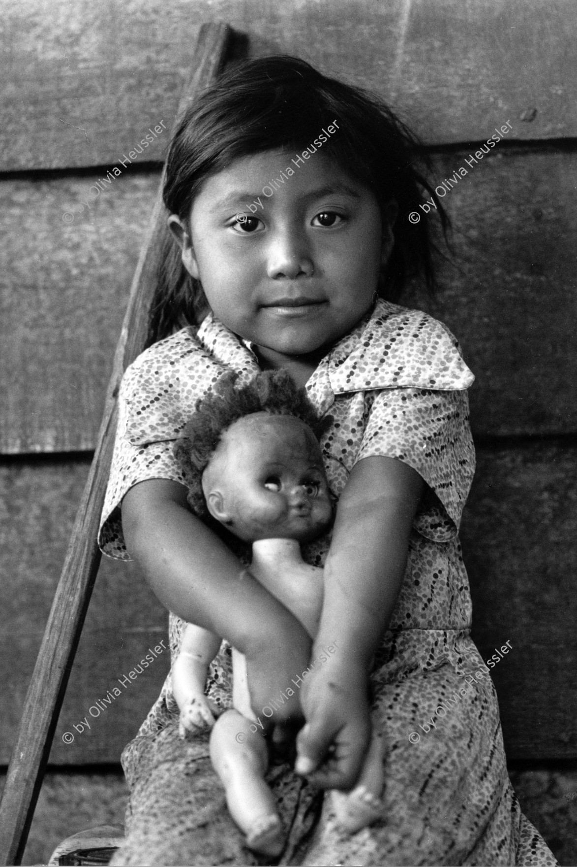 Image of sheet 19900330 photo 35: Mädchens mit Puppe im Flüchtlingslager La Hortaliza (ACNUR), Honduras 1990.
Indigena doll girl refugee war Portrait