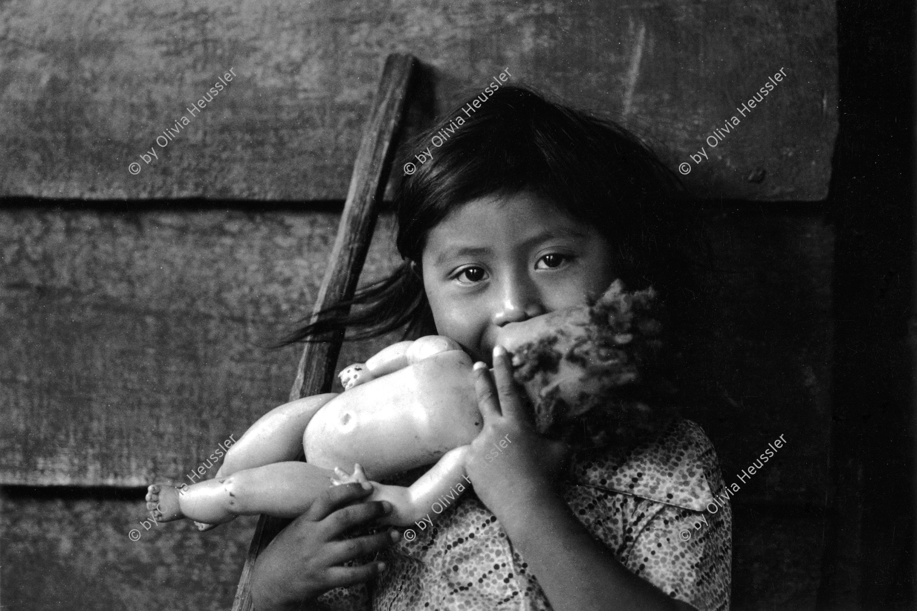 Image of sheet 19900330 photo 36: Portrait in La Hortaliza Indio Mädchen mit Puppe bei Teupasenti. Honduras 1990 refugees Camp Flüchtlinge girl refugee contra rebels indigena doll 

El Alto Comisionado de las Naciones Unidas para los Refugiados (ACNUR, en inglés UNHCR, United Nations High Commissioner for Refugees) es el organismo de las Naciones Unidas encargado de proteger a los refugiados y desplazados por persecuciones o conflictos, y promover soluciones duraderas a su situación, mediante el reasentamiento voluntario en su país de origen o en el de acogida. Tiene su sede en Ginebra, Suiza, y más de 250 oficinas repartidas por todo el mundo 

The Office of the United Nations High Commissioner for Refugees (UNHCR), also known as The UN Refugee Agency is a United Nations agency mandated to protect and support refugees at the request of a government or the UN itself and assists in their voluntary repatriation, local integration or resettlement to a third country. Its headquarters are in Geneva, Switzerland and is a member of the United Nations Development Group The UNHCR has won two Nobel Peace Prizes, once in 1954 and again in 1981
√