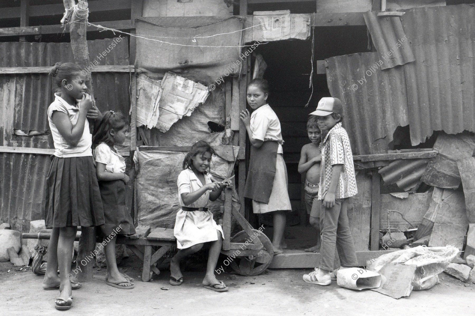 Image of sheet 19900330 photo 5: Frauen und Mädchen und Kinder im Flüchtlingslager La Hortaliza, des ACNUR UNHCR für Angehörige der nicaraguanischen Contra. Honduras 1990 √ 
Gruppenbild Refugees Contrarebels Family members. 

El Alto Comisionado de las Naciones Unidas para los Refugiados (ACNUR, en inglés UNHCR, United Nations High Commissioner for Refugees) es el organismo de las Naciones Unidas encargado de proteger a los refugiados y desplazados por persecuciones o conflictos, y promover soluciones duraderas a su situación, mediante el reasentamiento voluntario en su país de origen o en el de acogida. Tiene su sede en Ginebra, Suiza, y más de 250 oficinas repartidas por todo el mundo