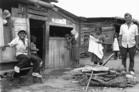 Image of sheet 19900330 photo 6: Diese Familie hofft auf eine Rückkehr nach Nicaragua. Honduras