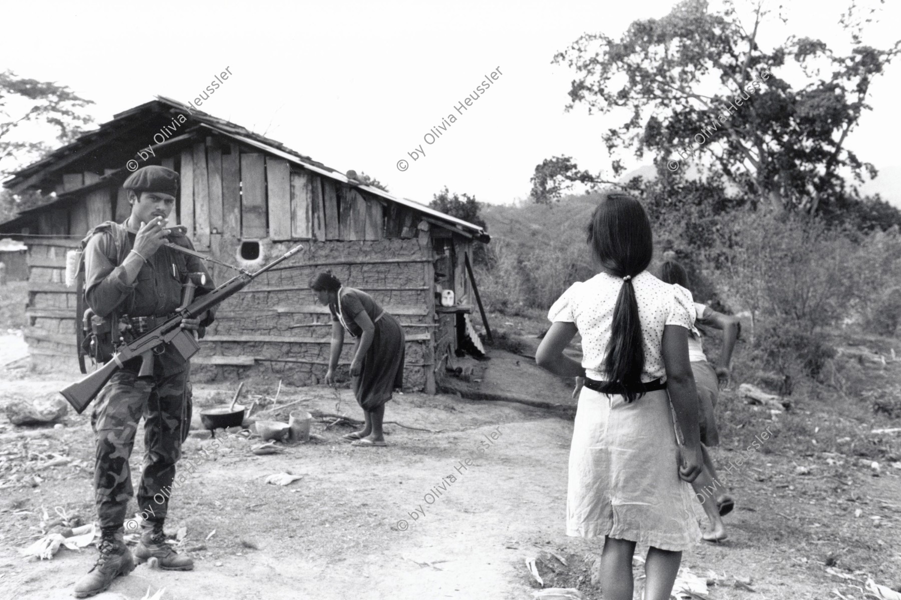 Image of sheet 19900340 photo 12: Rauchender Mit Sturmgewehr bewaffneter Contrasoldat auf dem Weg ins CIAV OEA UN- Friedenstruppen lager, wo er entwaffnet wird,  verpflegt sich auf Kosten der Frauen die alleine in ihren Adobe Häusern für ihre Familie sorgen. Nicaragua  1990 √

soldier contra weapon adobe house women food cooking

Contras o contra (acortamiento de contrarrevolucionarios o contrarrevolución) es el nombre dado a los diferentes grupos insurgentes opuestos al gobierno del Frente Sandinista de Liberación Nacional (FSLN)