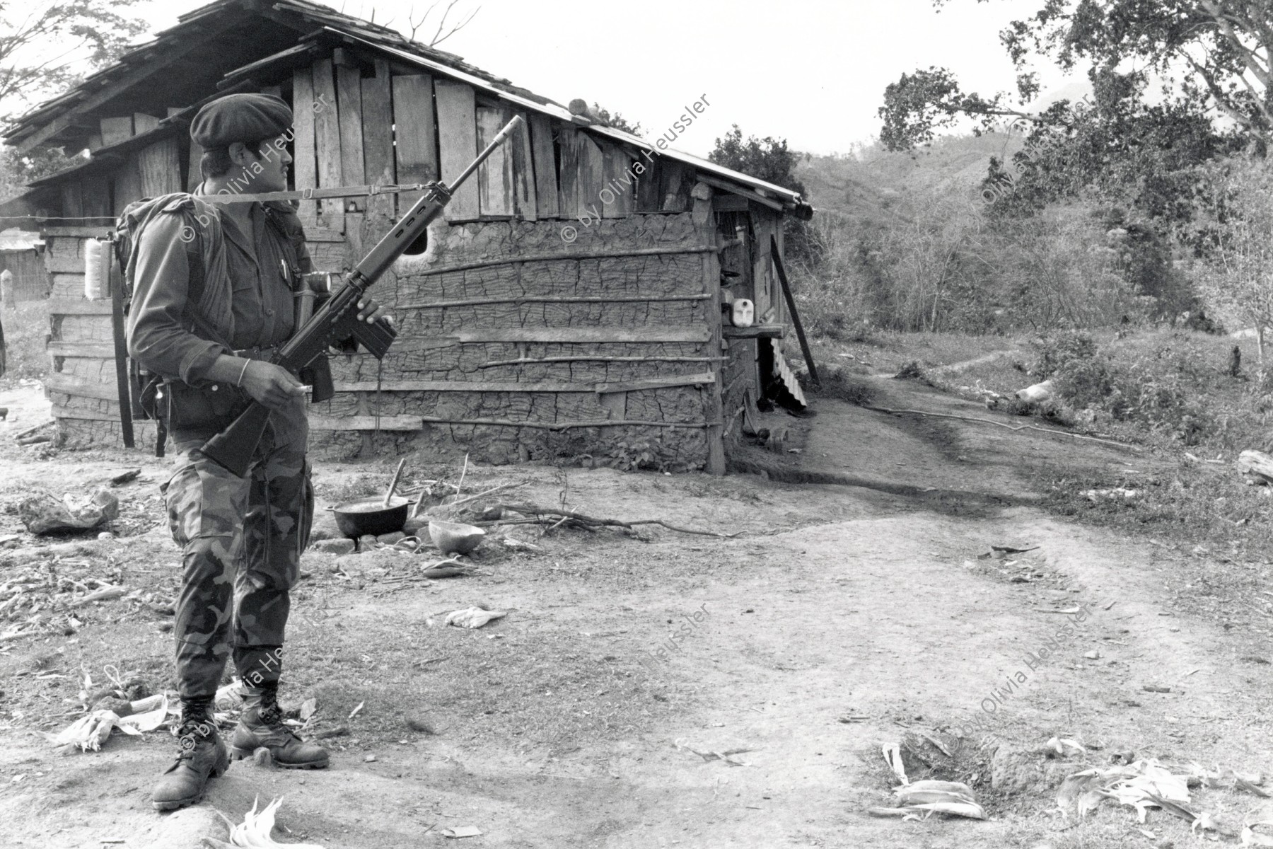 Image of sheet 19900340 photo 13: Mit US-Sturmgewehr Bewaffneter Contra rebell vor einem Adobe Landhaus Hütte bewacht seinen Schlafplatz auf dem Weg in die Sicherheitszone der CIAV OEA UN-Friedenstruppen. Nicaragua 1990 √

Weapon Contrasoldat rebel