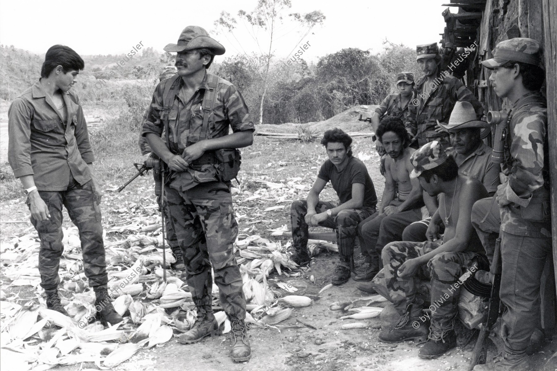 Image of sheet 19900340 photo 14: Contrasoldaten, während des Marschs in die Sicherheitszone, um sich dort durch die UN-Truppen zu entwaffnen. Nicaragua 1990