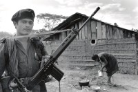Image of sheet 19900340 photo 15: Mit US-Sturmgewehr Bewaffneter Contra rebell vor einem Adobe Landhaus Hütte bewacht seinen Schlafplatz auf dem Weg in die Sicherheitszone der CIAV OEA UN - Friedenstruppen. Nicaragua 1990 √

Contras o contra (acortamiento de contrarrevolucionarios o contrarrevolución) es el nombre dado a los diferentes grupos insurgentes opuestos al gobierno del Frente Sandinista de Liberación Nacional (FSLN)