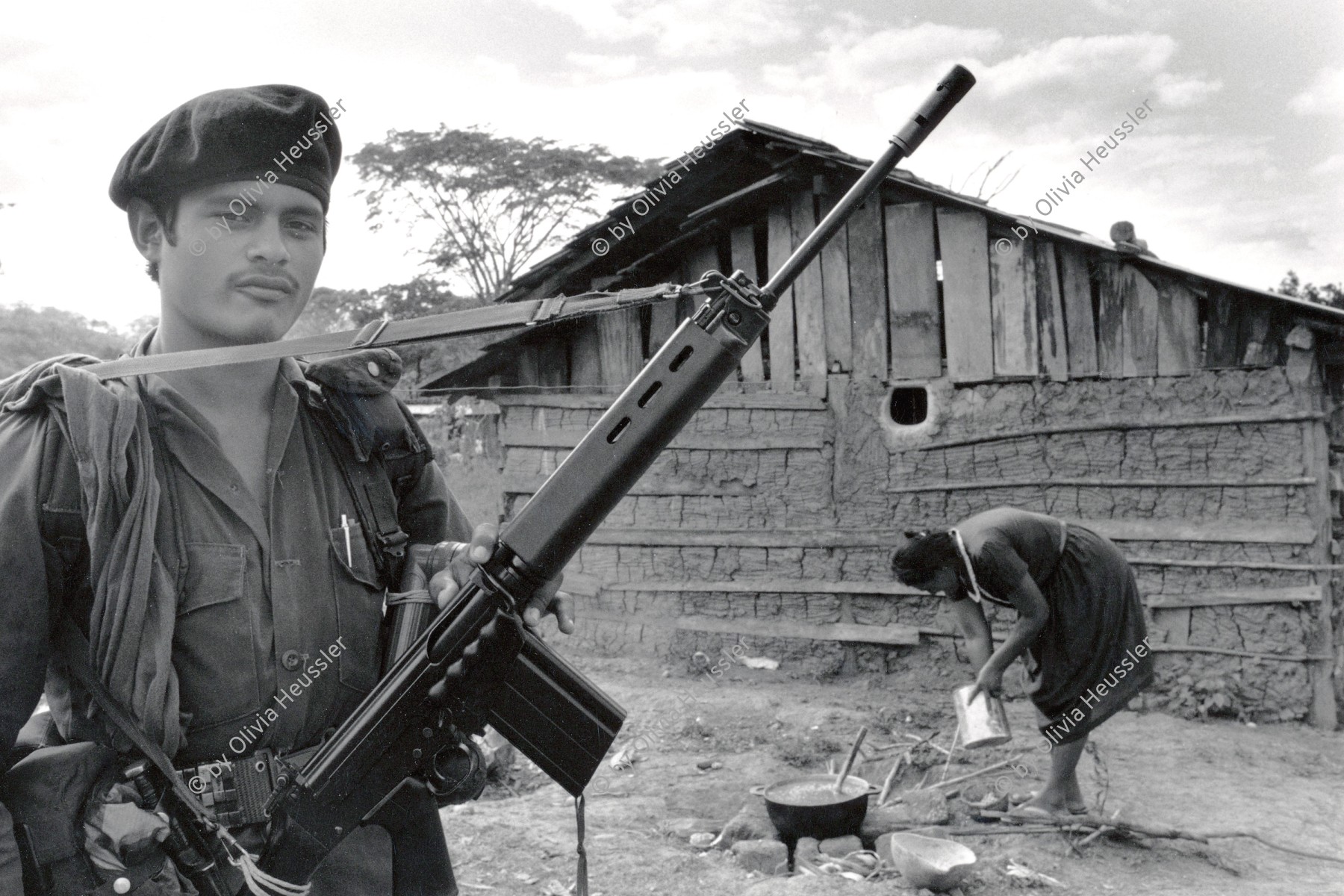 Image of sheet 19900340 photo 15: Mit US-Sturmgewehr Bewaffneter Contra rebell vor einem Adobe Landhaus Hütte bewacht seinen Schlafplatz auf dem Weg in die Sicherheitszone der CIAV OEA UN - Friedenstruppen. Nicaragua 1990 √

Contras o contra (acortamiento de contrarrevolucionarios o contrarrevolución) es el nombre dado a los diferentes grupos insurgentes opuestos al gobierno del Frente Sandinista de Liberación Nacional (FSLN)