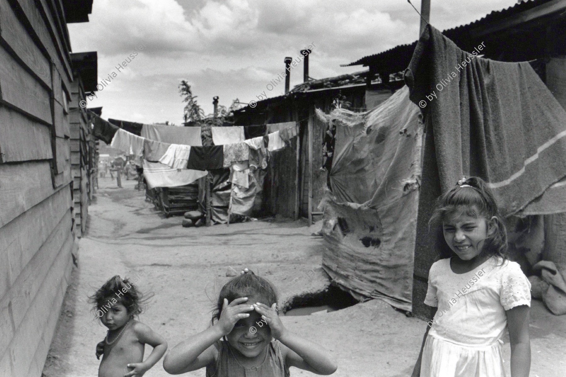 Image of sheet 19900340 photo 2: Drei Maedchen aus Nicaragua in einem Fluechtlingslager des UNHCR Honduras, 1990.