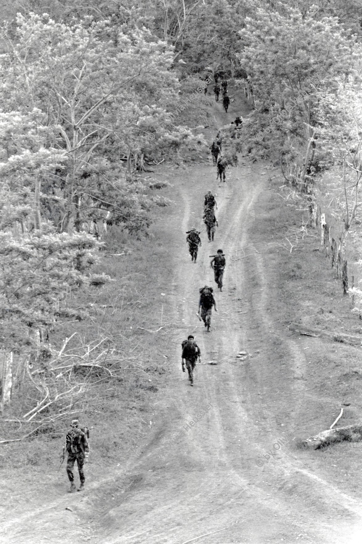 Image of sheet 19900340 photo 21: Contrasoldaten während des Marschs in die Sicherheitszone, um sich dort durch die UN-Truppen zu entwaffnen. Nicaragua 1990