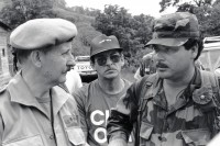 Image of sheet 19900340 photo 28: Acto de reconciliación entre el comandante de la Contra Fremio Altamirano, alias Jimmi Leo (dcha.), y otros bajo la supervisión del los comandantes de Naciones Unidas 
Las Colinas, Dpto. de Jinotega, 23 de abril de 1990

Act of reconciliation between Contra commander Fremio Altamirano alias Jimmy Leo (r.) and others under the supervision of UN commanders. 
Las Colinas, Dep. Jinotega, April 23, 1990 √