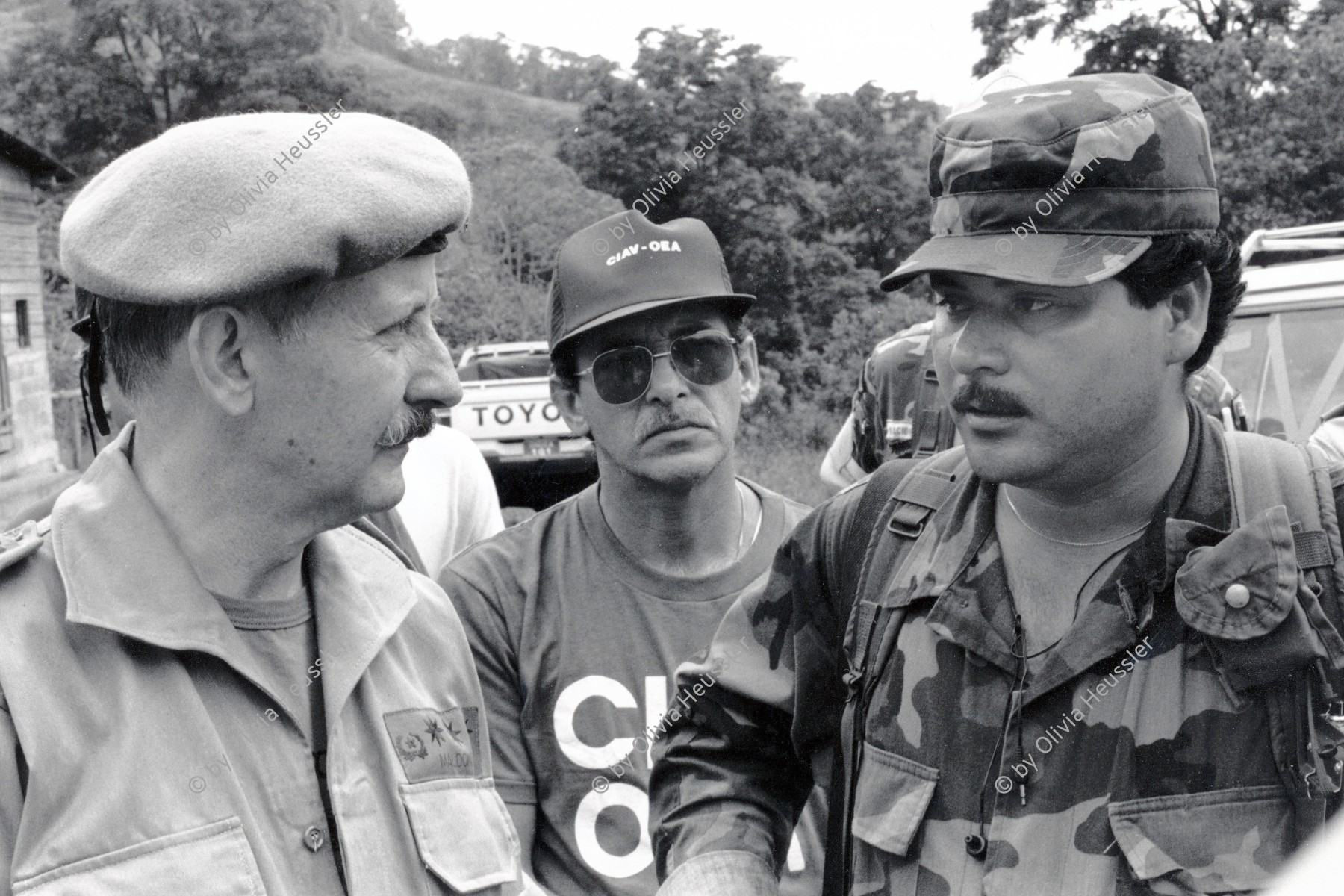 Image of sheet 19900340 photo 28: Acto de reconciliación entre el comandante de la Contra Fremio Altamirano, alias Jimmi Leo (dcha.), y otros bajo la supervisión del los comandantes de Naciones Unidas 
Las Colinas, Dpto. de Jinotega, 23 de abril de 1990

Act of reconciliation between Contra commander Fremio Altamirano alias Jimmy Leo (r.) and others under the supervision of UN commanders. 
Las Colinas, Dep. Jinotega, April 23, 1990 √