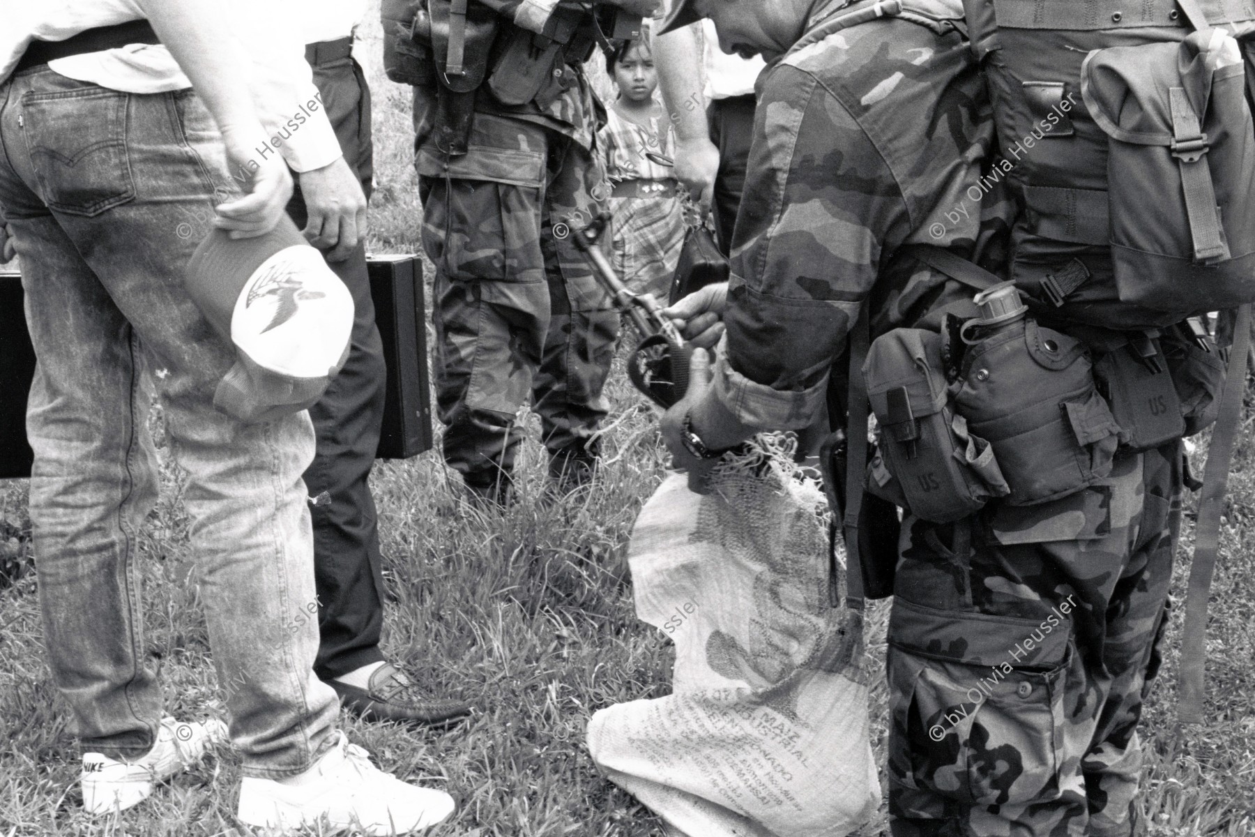 Image of sheet 19900340 photo 32: Mädchen beobachtet die Szene.
Contraführer Contra rebel Fremio Altamirano alias Jimmy Leo bringt seine Waffe zur Entwaffnung und Entmobilisierung mit in die UN-Sicherheitszone zur Demobilisierung. Nicaragua. CIAV OEA 1990 √ Waffen Weapons war krieg girl child