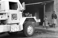 Image of sheet 19900340 photo 34: © 1990, OLIVIA HEUSSLER / www.clic.li
Mutter und Kind beobachten das Treiben der UN-Friedenstruppen im Norden Nicaraguas . Entwaffung Sicherheitszone der OEA CIAV las Colinas Nicaragua 1990 √
Woman Mother child kind War krieg 
Naciones unidas truck Lastwagen camion