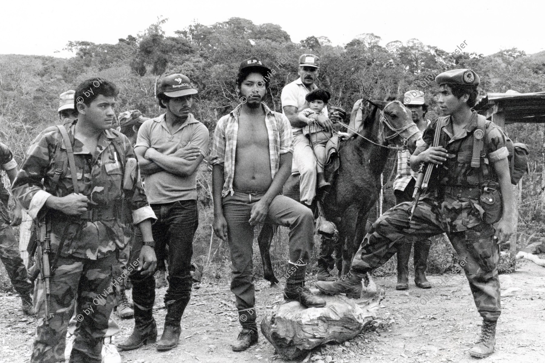 Image of sheet 19900350 photo 15: Contrasoldaten Contras Rebellen rebels, warten auf die Entmobilisierung. CIAV OEA Nicaragua 1990 √ Gruppenbild

Contras o contra (acortamiento de contrarrevolucionarios o contrarrevolución) es el nombre dado a los diferentes grupos insurgentes opuestos al gobierno del Frente Sandinista de Liberación Nacional (FSLN), en el poder en Nicaragua desde la derrocación, en julio de 1979, del gobierno del dictador Anastasio Somoza. Aunque el movimiento de la Contra agrupaba diferentes organizaciones con objetivos diversos y poca unidad ideológica, la Fuerza Democrática de Nicaragua, FDN, era su facción más importante. En 1987 prácticamente todas las ramas que formaban la Contra se unieron, al menos nominalmente, en la Resistencia Nicaragüense. Su líder principal era el coronel Enrique Bermúdez y alcanzaron la cifra de 17.000 combatientes (1987). Otro dirigente destacado, además de fundador de la Contra, fue Adolfo Calero.