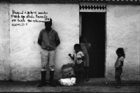 Image of sheet 19900350 photo 17: Cooperative, bei Bewohner, die kurz vorher entwaffnet wurden von Ihnen, auf Contrasoldaten. Die