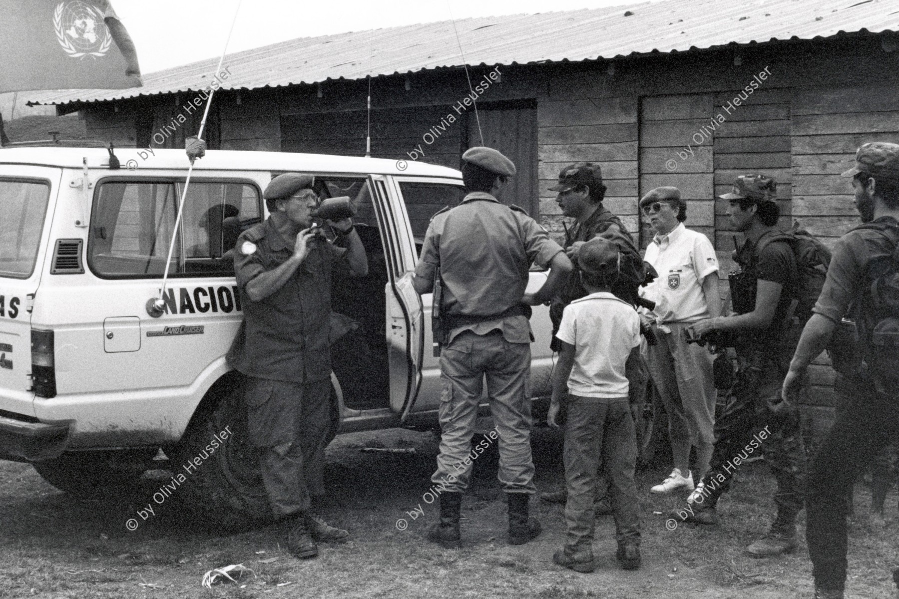 Image of sheet 19900350 photo 25: Acto de reconciliación entre el comandante de la Contra Fremio Altamirano,
alias Jimmi Leo (dcha.), y el dirigente sindical sandinista Pedro Antonio Aguilar (izqda.)
bajo la supervisión del comandante Peterson, de Naciones Unidas (centro).
Las Colinas, Dpto. de Jinotega, 23 de abril de 1990
Act of reconciliation between Contra commander Fremio Altamirano alias Jimmy Leo (r.) and Sandinista labor union leader Pedro Antonio Aguilar (l.) under the supervision of
UN commander Peterson. Las Colinas, Dep. Jinotega, April 23, 1990


Unter UN-Aufsicht wird ein Zusammentreffen zwischen Gewerkschafter und einem Contraführer vorbereitet. Nicaragua Sicherheitszone Las Colinas 1990 √
Naciones Unidas CIAV OEA