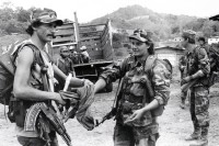 Image of sheet 19900350 photo 33: Contrasoldat Innen mit Sturmgewehr AK- 47 enthüllt vor der Entmobilisierung durch UNO-Soldaten sein US amerikanisches für die Entwaffnung in der Sicherheitszone der CIAV OEA Nicaragua 1990 √ Weapon Army War Krieg Sodier