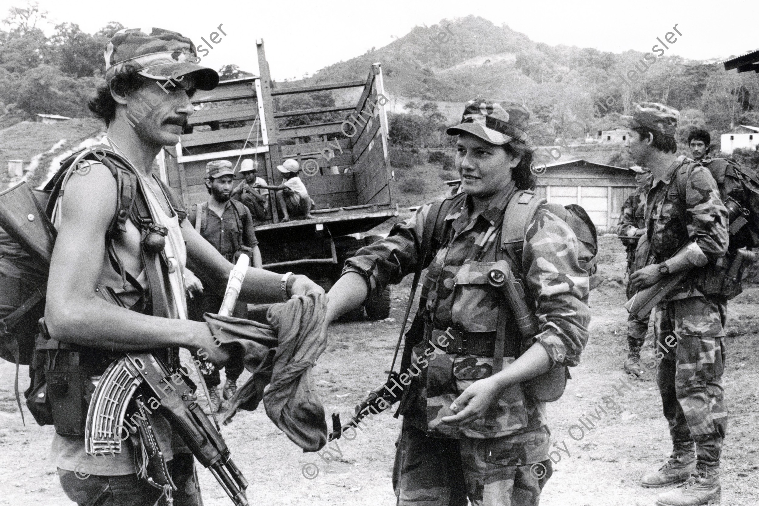 Image of sheet 19900350 photo 33: Contrasoldat Innen mit Sturmgewehr AK- 47 enthüllt vor der Entmobilisierung durch UNO-Soldaten sein US amerikanisches für die Entwaffnung in der Sicherheitszone der CIAV OEA Nicaragua 1990 √ Weapon Army War Krieg Sodier