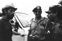 Image of sheet 19900350 photo 35: Gewerkschaftsführer Aguilar spricht unter UN-Aufsicht mit Jimmy Leo (Contra-Führer) Ciav Nicaragua 1990.
Acto de reconciliación entre el comandante de la Contra Fremio Altamirano, alias Jimmi Leo (dcha.), y el dirigente sindical sandinista Pedro Antonio Aguilar (izqda.) bajo la supervisión del comandante Peterson.