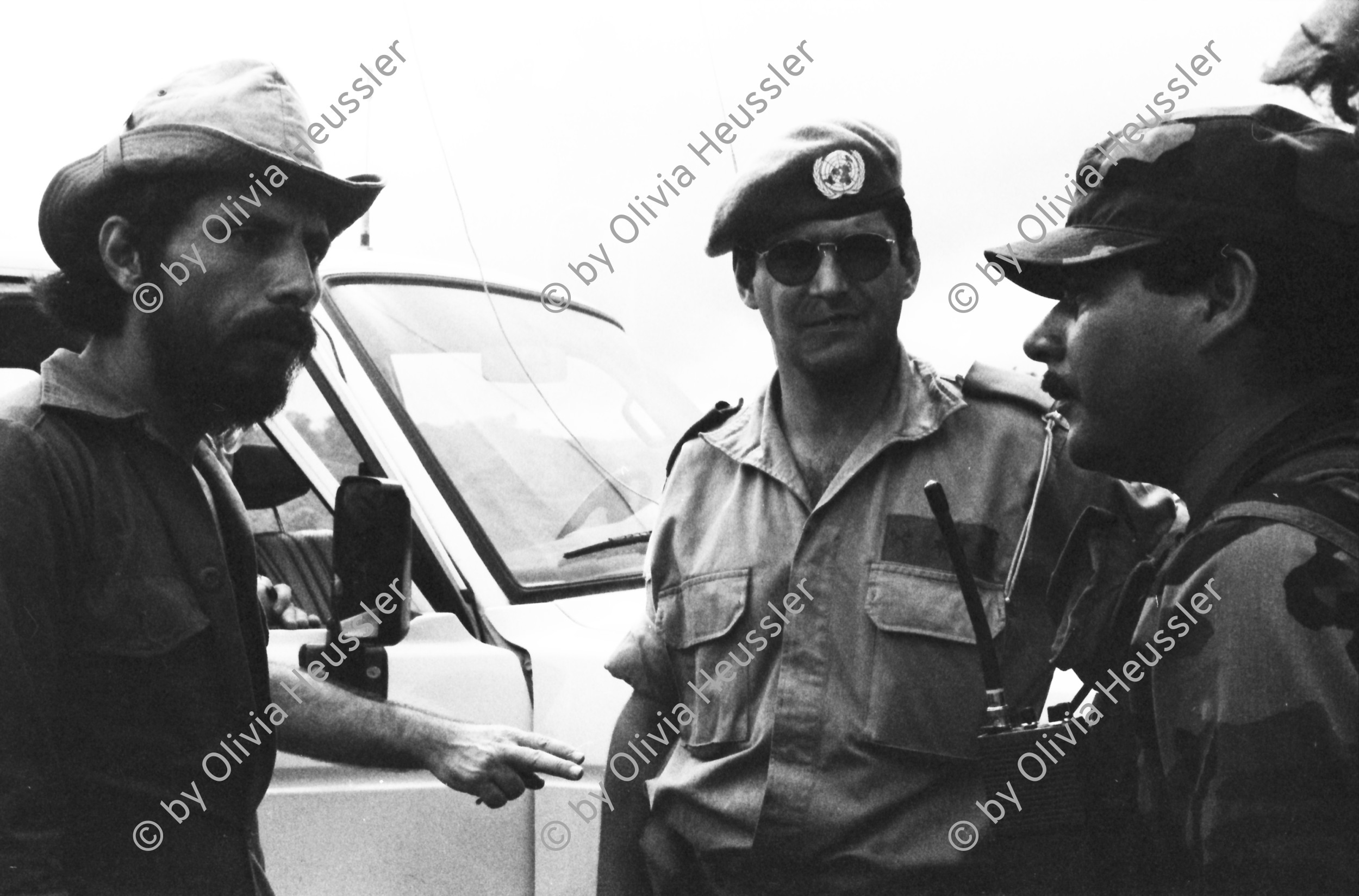 Image of sheet 19900350 photo 35: Gewerkschaftsführer Aguilar spricht unter UN-Aufsicht mit Jimmy Leo (Contra-Führer) Ciav Nicaragua 1990.
Acto de reconciliación entre el comandante de la Contra Fremio Altamirano, alias Jimmi Leo (dcha.), y el dirigente sindical sandinista Pedro Antonio Aguilar (izqda.) bajo la supervisión del comandante Peterson.