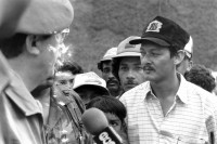 Image of sheet 19900360 photo 0: UN-Offiziere im Verification Center 1 El Amparo. Camp 1 00; der OEA CIAV
Contra Führer 'Ruben' spricht zu einem UN- Offizier UN-Beamtinnen Contras. 
Nicaragua 1990 √ contra rebels war krieg entwaffnung