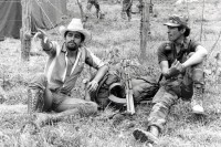 Image of sheet 19900360 photo 1: Contrasoldat und Ziviler warten auf die Entmobilisierung im Verification Center 1 El Amparo. Camp 1 00 der CIAV OEA UN Friedenstruppen Nicaragua 1990 √

Army War Krieg Guerra Soldiers Rebels Contra Mercenarios Mercenaries