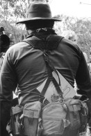 Image of sheet 19900360 photo 14: UN-Offiziere im Verification Center 1 El Amparo. Camp 1 00; CIAV OEA Contra Führer Contrarebellen AK-47 Contras. 
Contra Commander Israel Galeano alias Franklin. Trägt Schreibheft Cuaderno in Rückengurt. Munition bullets  Nicaragua 1990 √ yali
war weapon soldier mercenario army krieg rebels