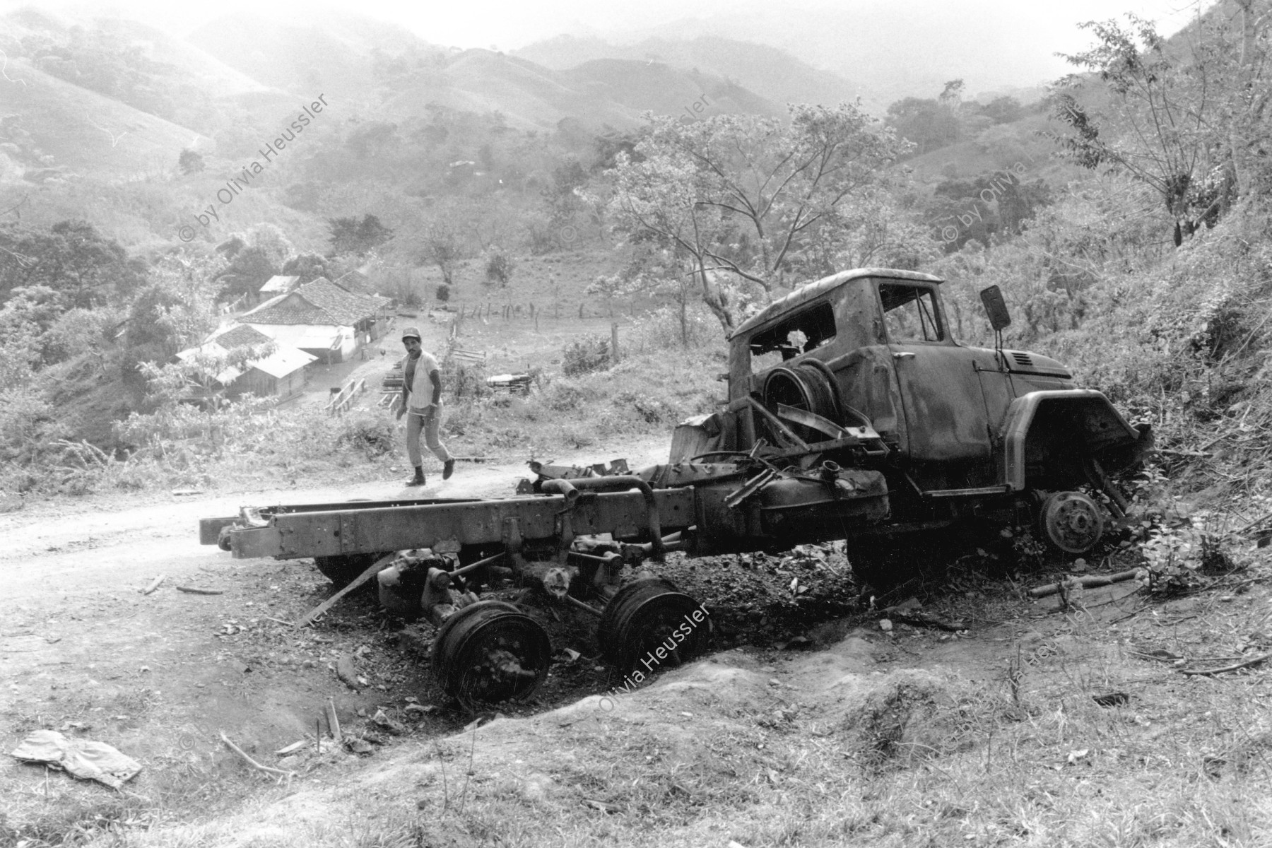 Image of sheet 19900360 photo 22: Ueberresten eines sandinistischen Militärlastwagen, EPS Camions der von der Contra den Contrarebellen in einem Hinterhalt angezündet wurde. Jinotega Nicaragua 1990 √
ambush war krieg burned army vehicule