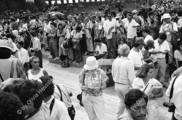 Image of sheet 19900360 photo 30: Journalists, Präsidentschaftsübergabe, Baseballstadion Rigoberto Lopez Perez Managua, Nicaragua 1990.