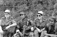 Image of sheet 19900360 photo 5: UN-Offiziere im Verification Center 1 El Amparo. Camp 1 00; der CIAV OEA UNO UN-Beamtinnen UN-Soldatinnen Soldatinnen Contrarebellen AK-47 posieren mit Contras. Nicaragua 1990 √
War rebels mercenarios krieg soldier