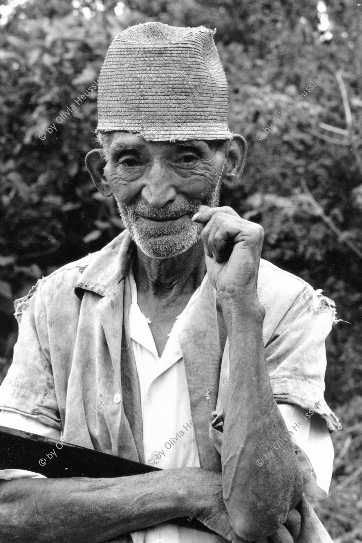 Image of sheet 19900360 photo 9: © 1990, OLIVIA HEUSSLER / www.clic.li
alter Kaffee Bauer mit der Machete, dem Buschmesser und dem Strohhut, möchte einfach einmal wieder ruhig seiner Arbeit nachgehen. Nicaragua 1990 √
Portrait
old coffee farmer with a machete and a straw hat, just want once again pursue his work quietly.

Verification Center 1 El Amparo. Camp 1 00; CIAV OEA
coffee farmer harvest farming Portrait hat hut work working straw old man 
ohne Aufkleber