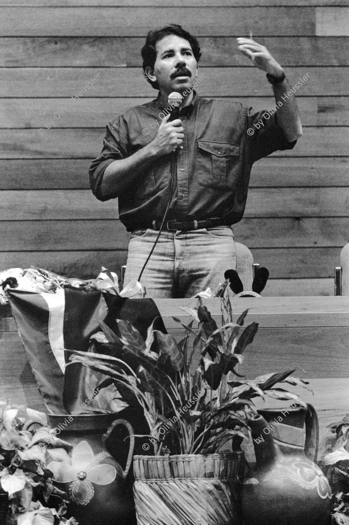 Image of sheet 19900370 photo 0: Der abgewählte sandinistische Präsident Daniel Ortega, hält seine letzte Rede, Managua 1990. 
America Central President FSLN 
the Sandinista President Daniel Ortega holds his last speech before Violetta Chamorro takes the presidency.