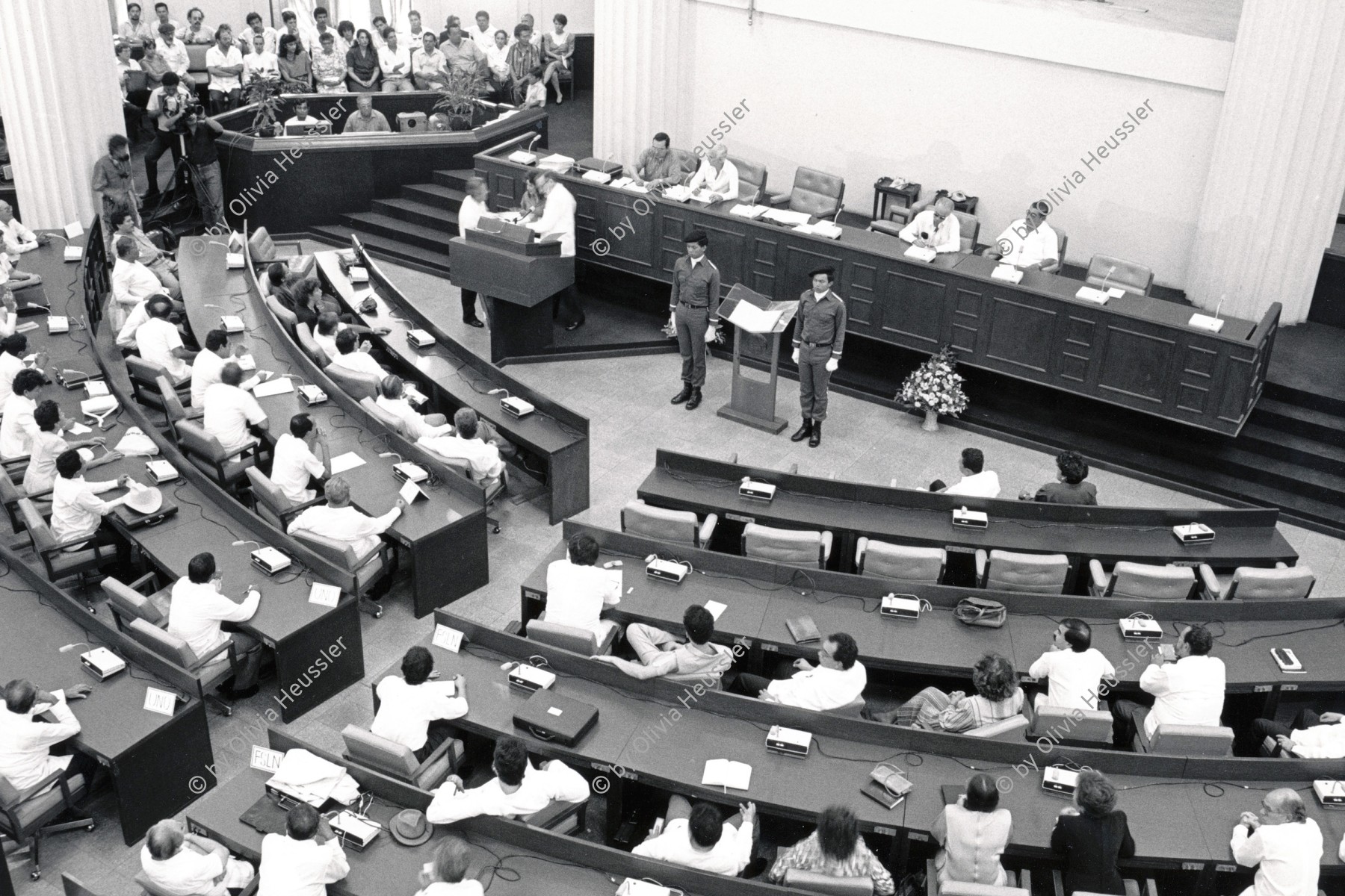 Image of sheet 19900370 photo 7: Am Tag vor der Präsidentschaftsübernahme begrüsste Daniel Ortega zum letztenmal ausländische Ministerpräsidenten. Die erste Parlamentssitzung verlief turbulent, da abgestimmt wurde ob in Zukunft die Abstimmungen geheim oder offen abgehandelt werden sollen. Parlament in Managua. Nicaragua 1990 parliament Central america sandinist 
√