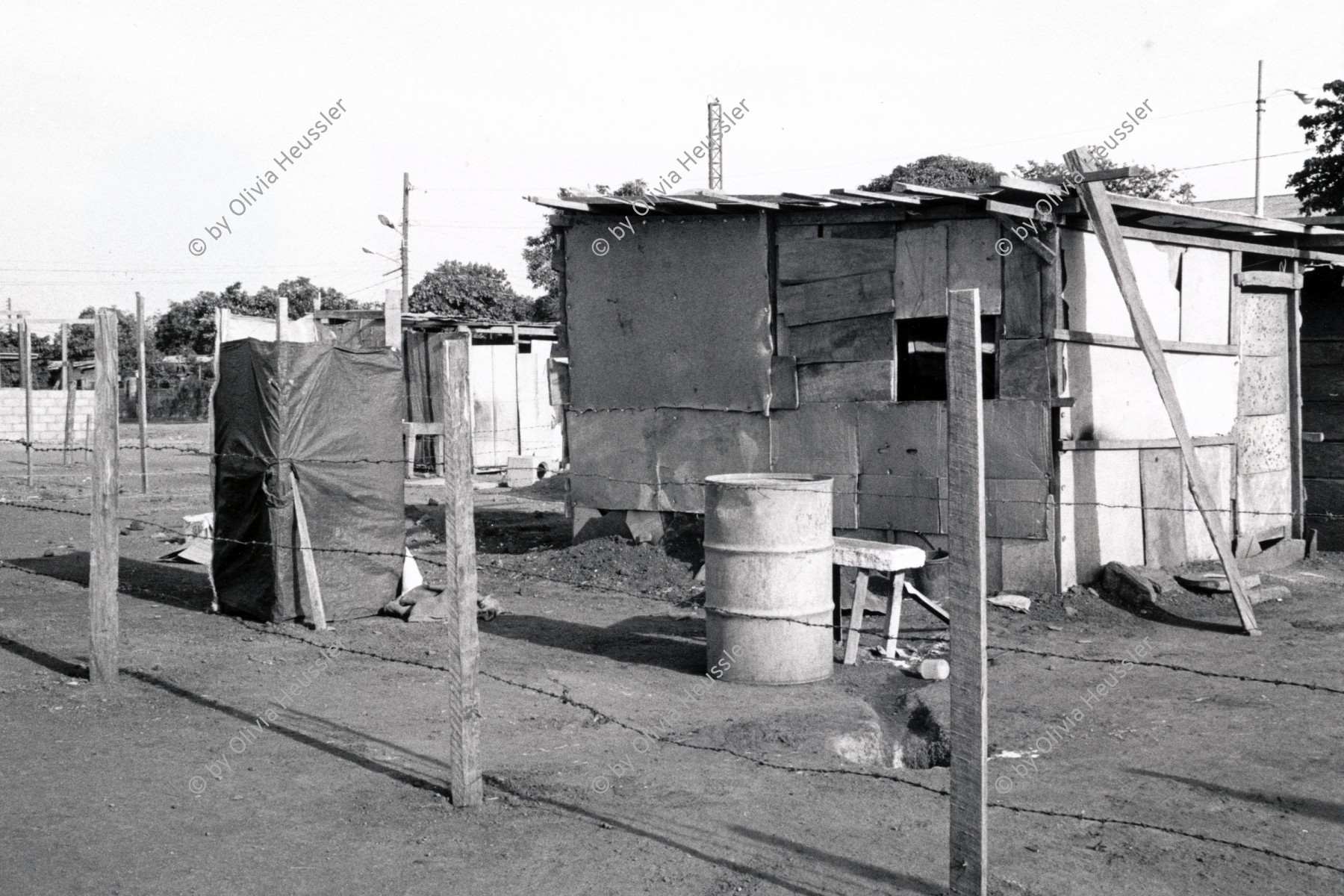 Image of sheet 19900380 photo 20: Bis zum 25.4.90 durften alle Menschen in Nicaragua sich ein Haus dort aufstellen wo man Ihnen Platz angeboten hat. Nicaragua Managua 1990 √
Asentamientos Siedlungen Kriegsflüchtlinge Refugiados Refugees War FSLN krieg Housing Wohnen Häuser Baracken Baracs Hütten