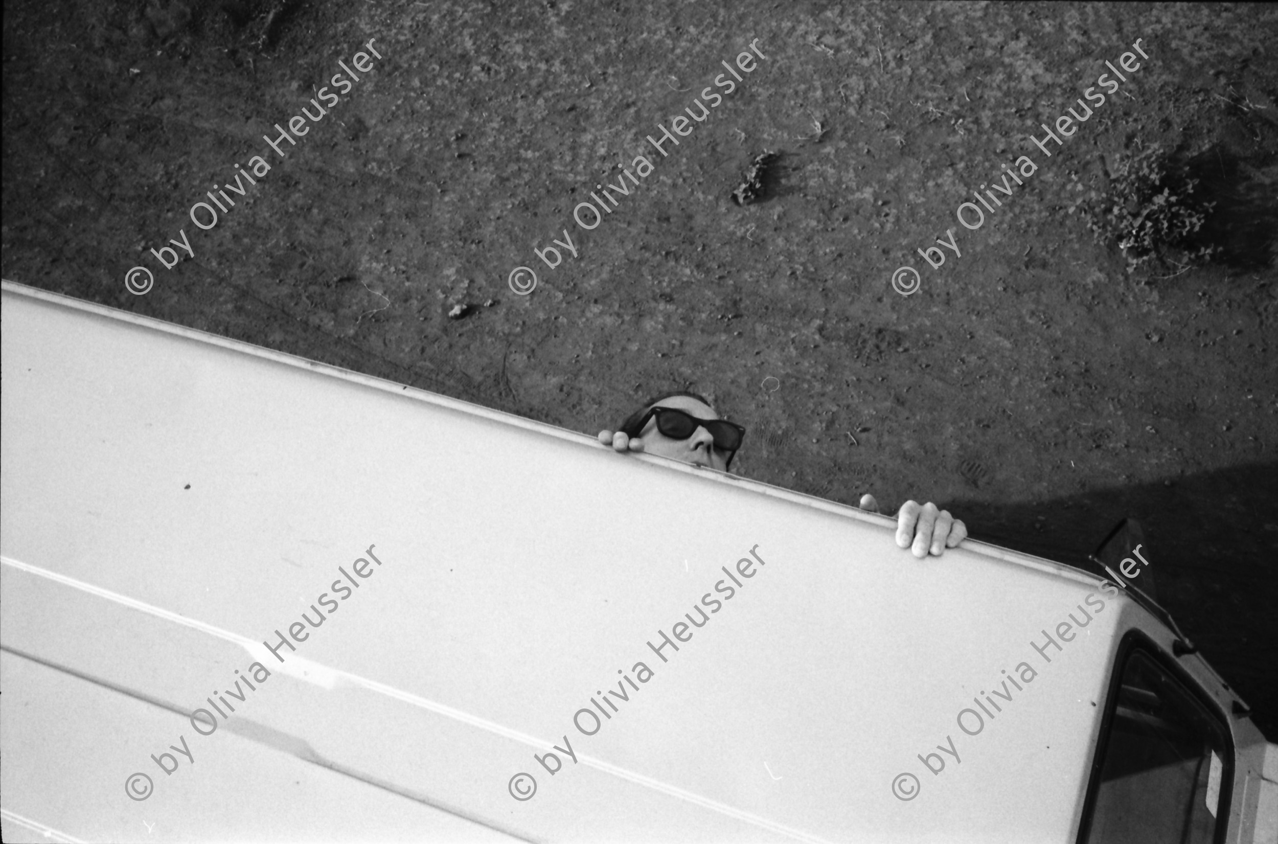 Image of sheet 19900380 photo 28: Nach einem Dekret der Sandinisten konnten viele bis zum 25.4 ihre Häuser rund um Managua aufstellen. 1. Mai Demonstration Protest in Esteli. Zwei Pferde unter Strohdach. Mutter wäscht draussen Kinder stehen daneben. Bretterbuden. Frau putzt ihre Zähne.Mann zügelt seine Möbel mit Fahrrad Velo. Stravato Mike AP Photograph 28 Donaldo. Stühle im Hotel. Que se respeten los Acuerdos. Demo. Esteli Nicaragua 1990
