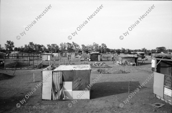 Image of sheet 19900380 photo 29: Nach einem Dekret der Sandinisten konnten viele bis zum 25.4 ihre Häuser rund um Managua aufstellen. 1. Mai Demonstration Protest in Esteli. Zwei Pferde unter Strohdach. Mutter wäscht draussen Kinder stehen daneben. Bretterbuden. Frau putzt ihre Zähne.Mann zügelt seine Möbel mit Fahrrad Velo. Stravato Mike AP Photograph 28 Donaldo. Stühle im Hotel. Que se respeten los Acuerdos. Demo. Esteli Nicaragua 1990