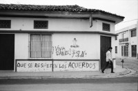 Image of sheet 19900380 photo 35: Nach einem Dekret der Sandinisten konnten viele bis zum 25.4 ihre Häuser rund um Managua aufstellen. 1. Mai Demonstration Protest in Esteli. Zwei Pferde unter Strohdach. Mutter wäscht draussen Kinder stehen daneben. Bretterbuden. Frau putzt ihre Zähne.Mann zügelt seine Möbel mit Fahrrad Velo. Stravato Mike AP Photograph 28 Donaldo. Stühle im Hotel. Que se respeten los Acuerdos. Demo. Esteli Nicaragua 1990