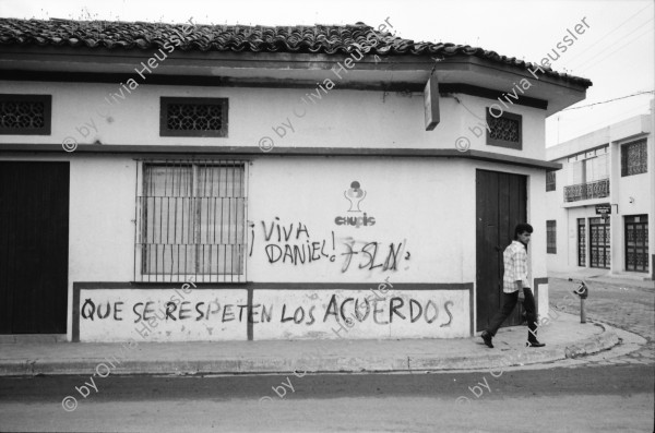 Image of sheet 19900380 photo 35: Nach einem Dekret der Sandinisten konnten viele bis zum 25.4 ihre Häuser rund um Managua aufstellen. 1. Mai Demonstration Protest in Esteli. Zwei Pferde unter Strohdach. Mutter wäscht draussen Kinder stehen daneben. Bretterbuden. Frau putzt ihre Zähne.Mann zügelt seine Möbel mit Fahrrad Velo. Stravato Mike AP Photograph 28 Donaldo. Stühle im Hotel. Que se respeten los Acuerdos. Demo. Esteli Nicaragua 1990