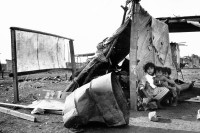 Image of sheet 19900380 photo 7: © 1990, OLIVIA HEUSSLER / www.clic.li
Nach einem Dekret der Sandinisten konnten viele bis zum 25.4 ihre Häuser rund um 
Managua aufstellen. Kinder stehen daneben. Bretterbuden. Nicaragua 1990
√ kids housing war refugees