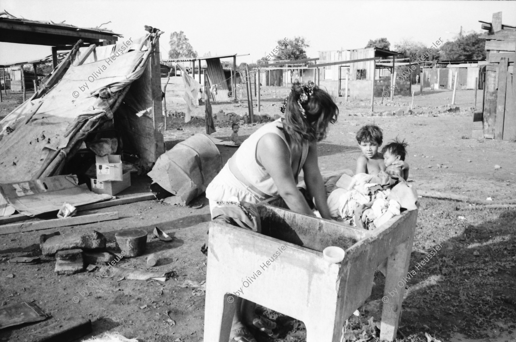 Image of sheet 19900380 photo 8: Kriegsflüchtlinge in den Slums von Managua, Nicaragua 1990.
Kinder lavandero waschen abwaschen washing clothes water kids mother krieg war flüchtlinge refugees