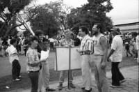 Image of sheet 19900390 photo 17: In Esteli Nicaragua wird zum ersten Mal nach der Machtübernahme von Violetta Chamorro, 1. Mai 'gefeiert'. Ich gehe mit Juanita Brüssel und Bayardo Gamez und Uriel Sotomayor und Donaldo Altamirano. Die Leute stehen vor der Wandmalerei von Nordamerikanischen Künstlern Muralistas Mural. Gruppenbild. Flughafen Santo Domingo. Platte von Papst.' Su Santidad Juan Pablo II demonstro su amor  al pueblo dominicano al besar con humildad este lugar el dia 25 de enero de 1979'. 
Frauenhandel. Junge Frauen warten auf ihren Abflug nach Europa, wo sie als Animierdamen und Prostituierte Frauenhandel arbeiten werden oder schon verheiratet wurden. Flughafen Madrid Spanien
Fäuste vor der Nationalbank am Bundesplatz. Protest Kurden Kurds Kurdinnen. Ein Lastwagenfahrer isst sein Mittagessen neben seinem Lastwagen. Portrait Doppelbelichtung Meine Mutter Ruth Guggenheim Heussler zum 70 Geburtstag. Zürich 1990
